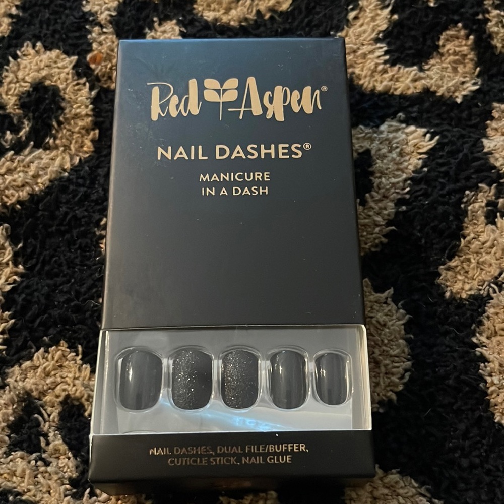 Red aspen nail dashes